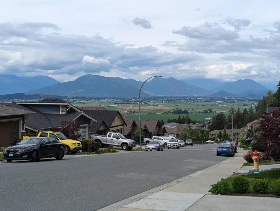 Villa Mountain Retreat With Views, Hot Tub, Games & Ac Chilliwack Esterno foto