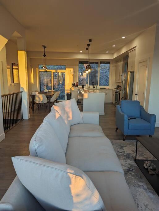 Villa Mountain Retreat With Views, Hot Tub, Games & Ac Chilliwack Esterno foto