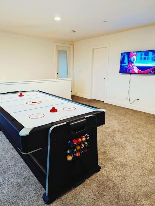 Villa Mountain Retreat With Views, Hot Tub, Games & Ac Chilliwack Esterno foto