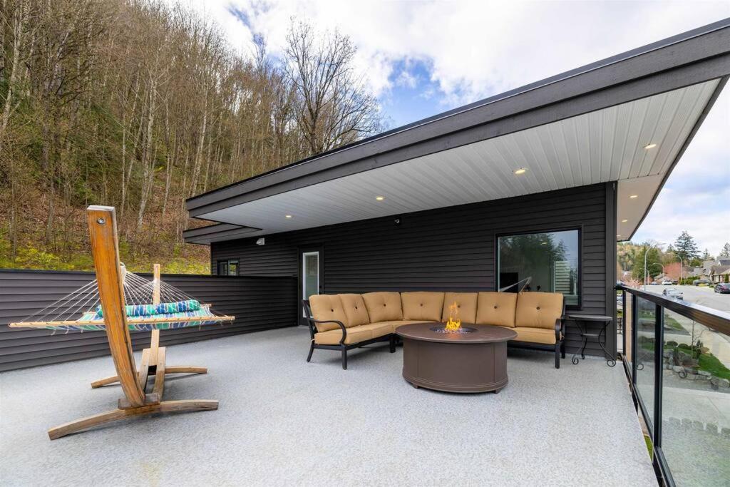 Villa Mountain Retreat With Views, Hot Tub, Games & Ac Chilliwack Esterno foto