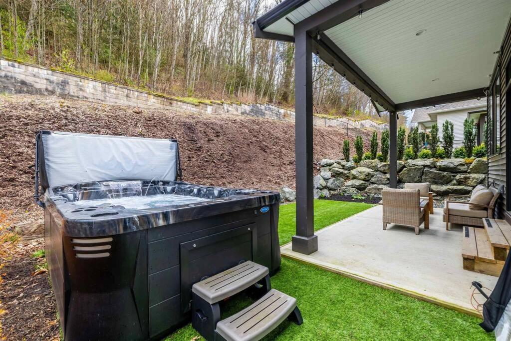 Villa Mountain Retreat With Views, Hot Tub, Games & Ac Chilliwack Esterno foto
