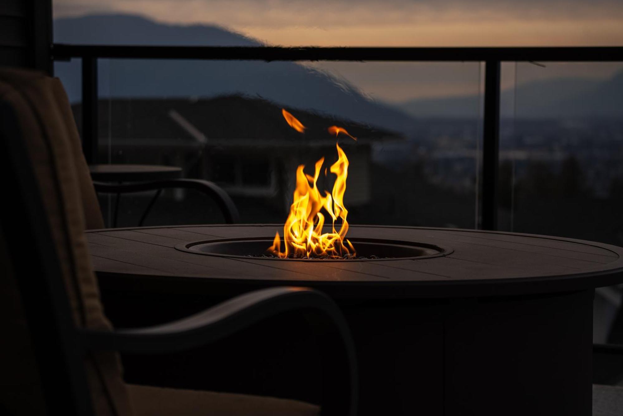 Villa Mountain Retreat With Views, Hot Tub, Games & Ac Chilliwack Esterno foto